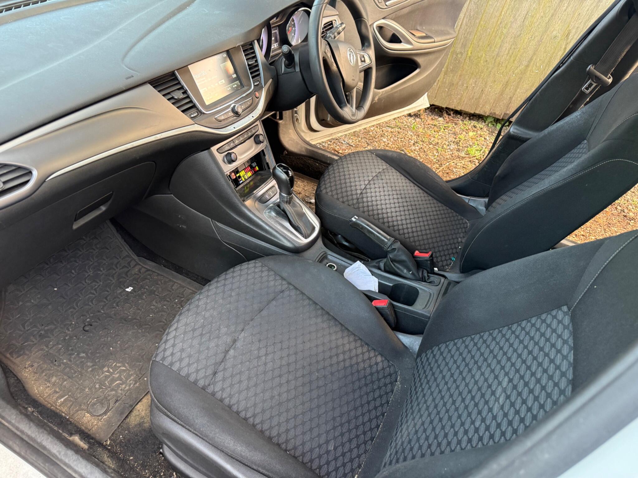 Vauxhall Astra 1.6 CDTi BlueInjection SRi Nav Sports Tourer Auto Euro 6 (s/s) 5dr — photo 33 of 44